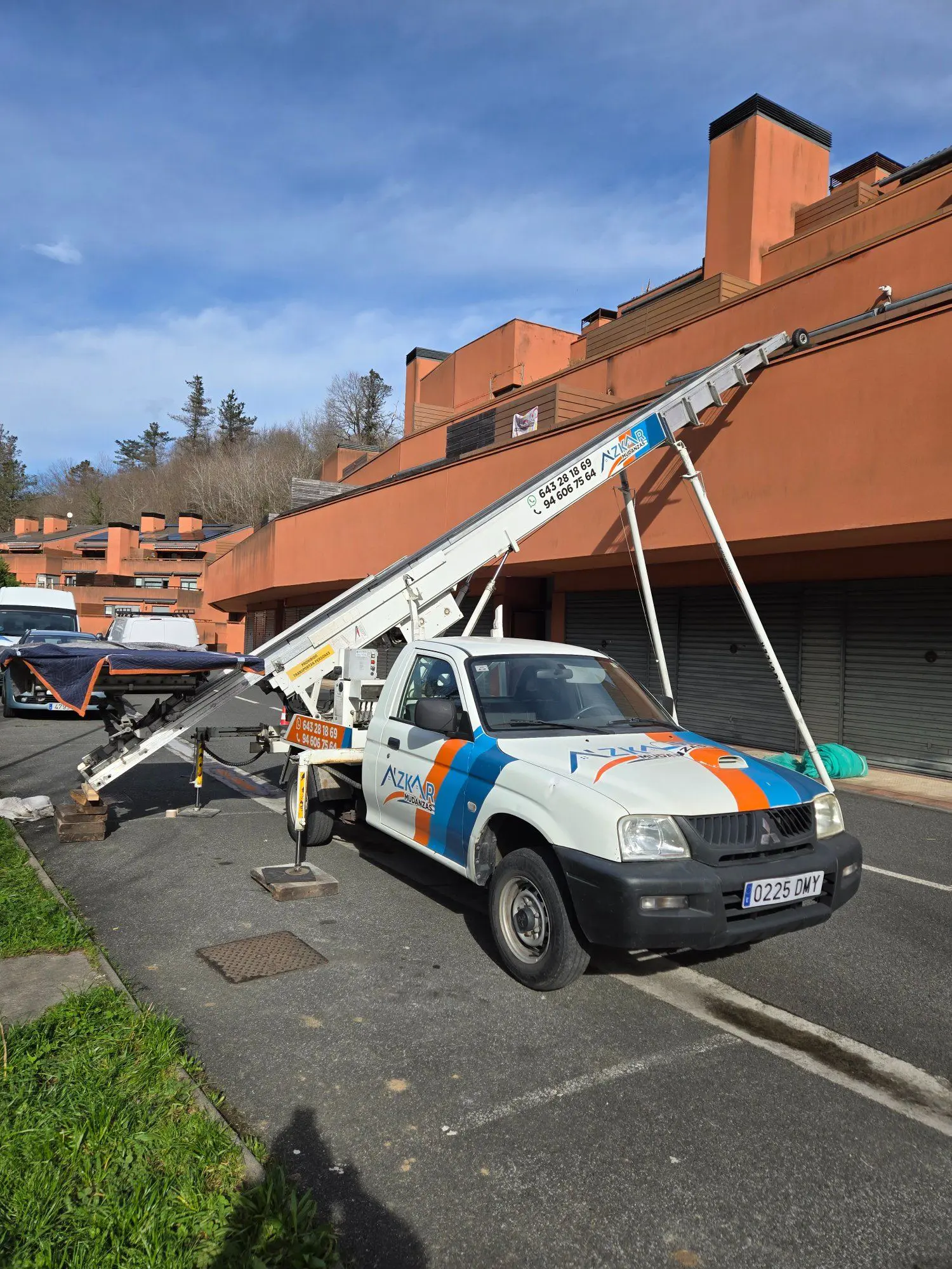 Camión de Azkar Mudanzas con plataforma elevadora realizando una mudanza en Durango, Vizcaya