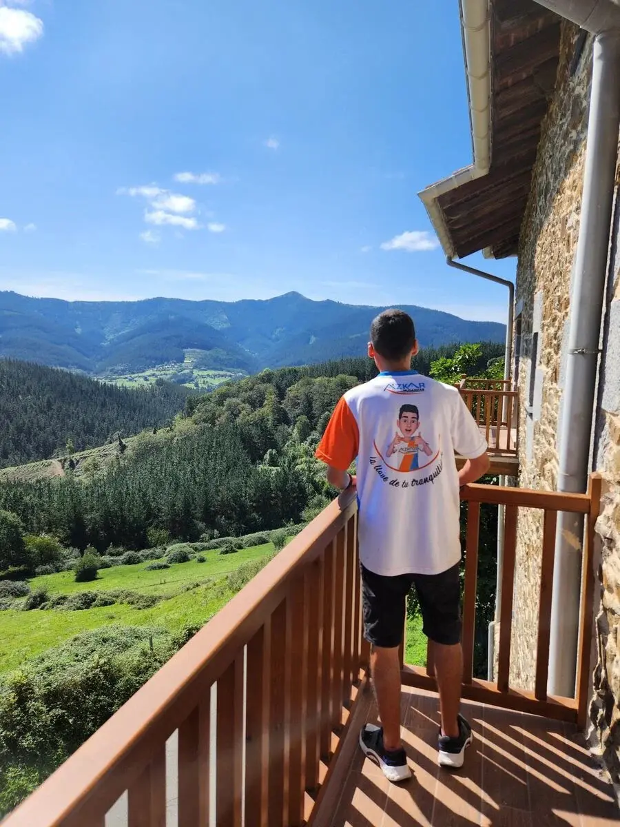 Técnico de Azkar Mudanzas con vistas al País Vasco durante una mudanza de Bilbao a Donostia