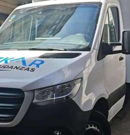 Mudanzas Casco Viejo Bilbao: camión Mercedes Sprinter de Azkar Mudanzas en una calle estrecha del Casco Viejo