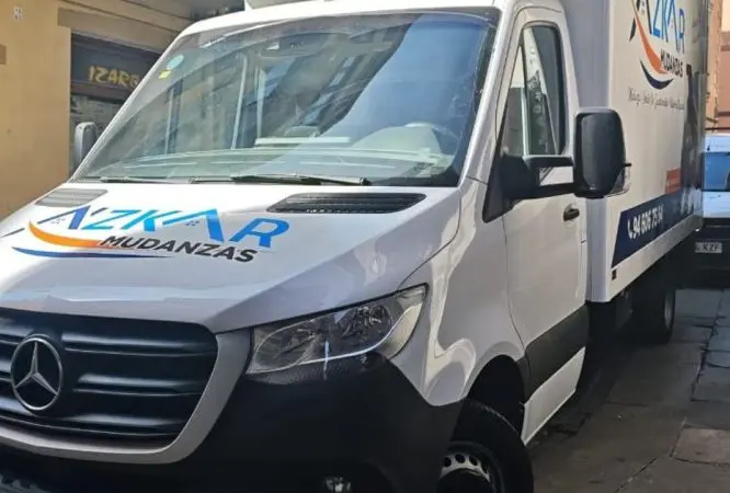 Mudanzas Casco Viejo Bilbao: camión Mercedes Sprinter de Azkar Mudanzas en una calle estrecha del Casco Viejo