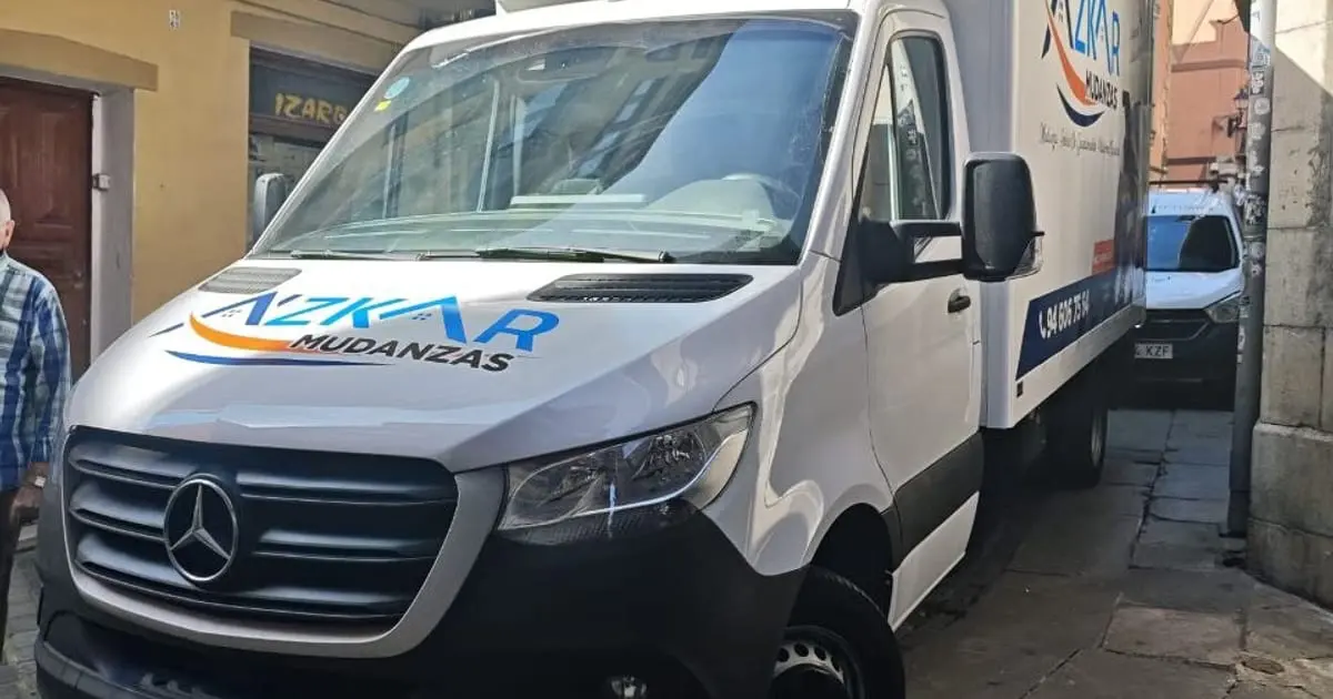 Mudanzas Casco Viejo Bilbao: camión Mercedes Sprinter de Azkar Mudanzas en una calle estrecha del Casco Viejo