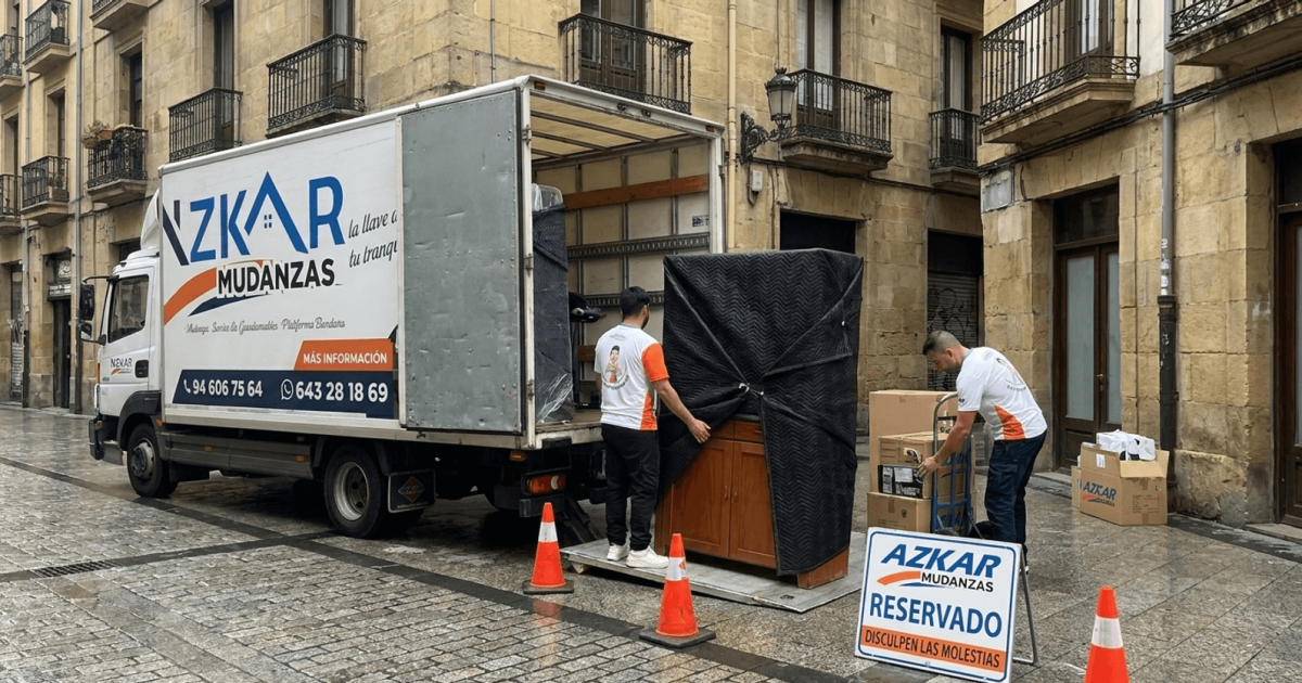 Mozo de mudanza precio por hora Bilbao cargando cajas en una furgoneta de mudanzas.