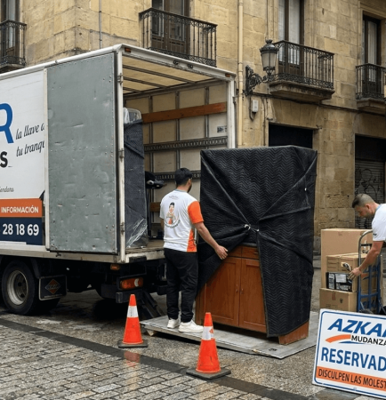 Mozo de mudanza precio por hora Bilbao cargando cajas en una furgoneta de mudanzas.