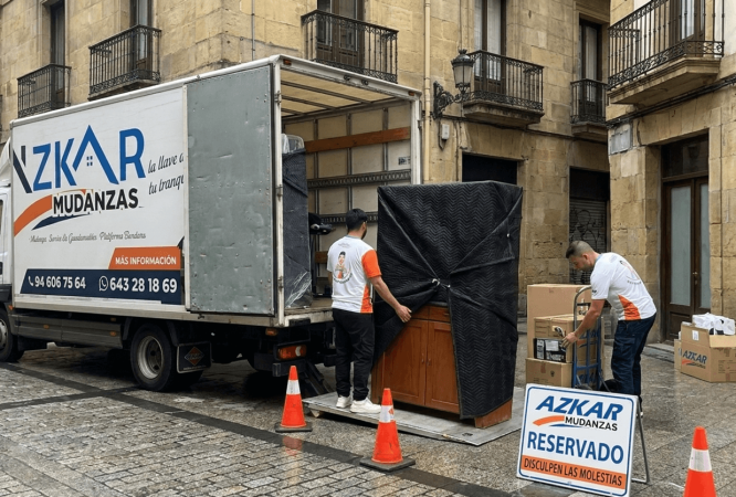 Mozo de mudanza precio por hora Bilbao cargando cajas en una furgoneta de mudanzas.