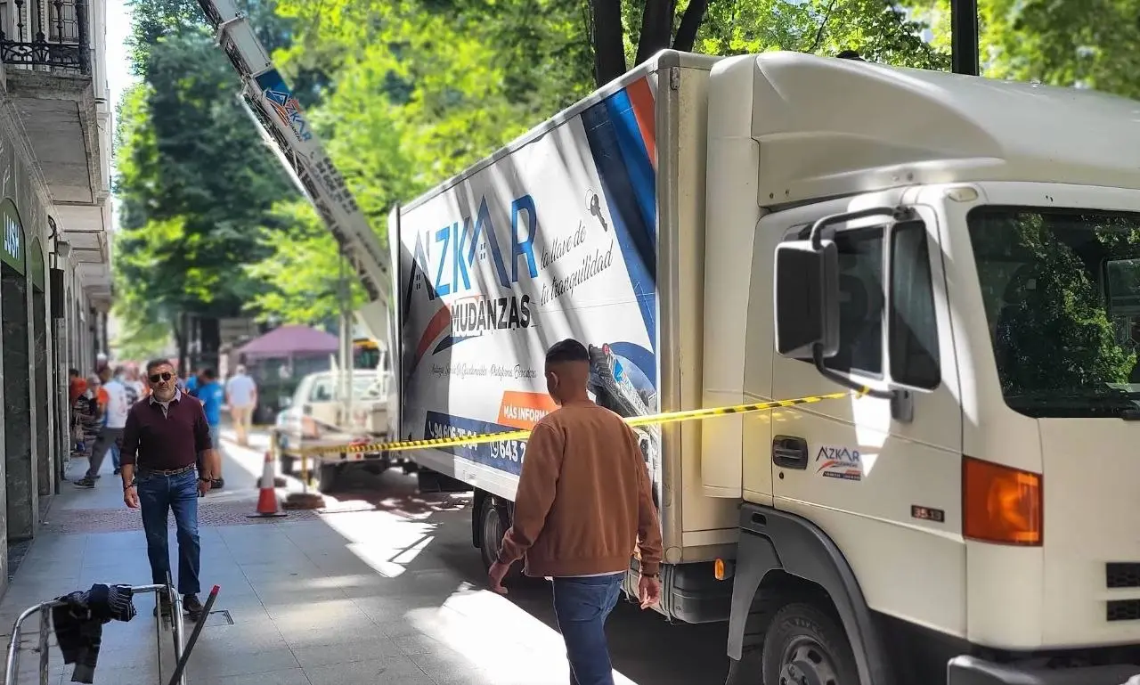 Mudanzas en Abando: equipo de Azkar Mudanzas cargando un camion en el Ensanche de Bilbao