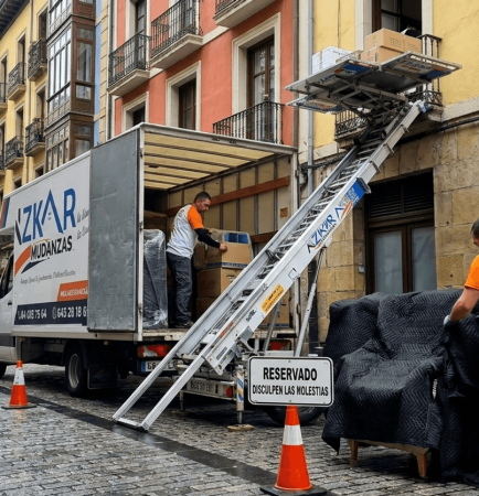 Servicio profesional de mudanzas casco viejo bilbao con cajas y operarios