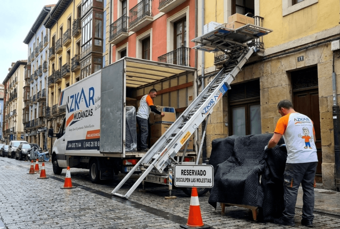 Servicio profesional de mudanzas casco viejo bilbao con cajas y operarios