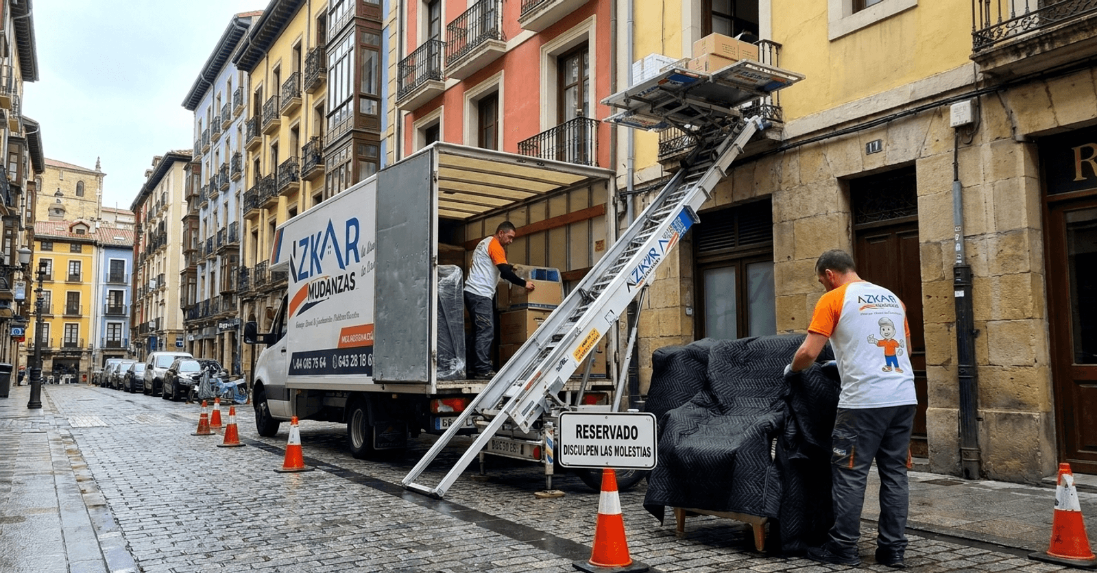 Servicio profesional de mudanzas casco viejo bilbao con cajas y operarios