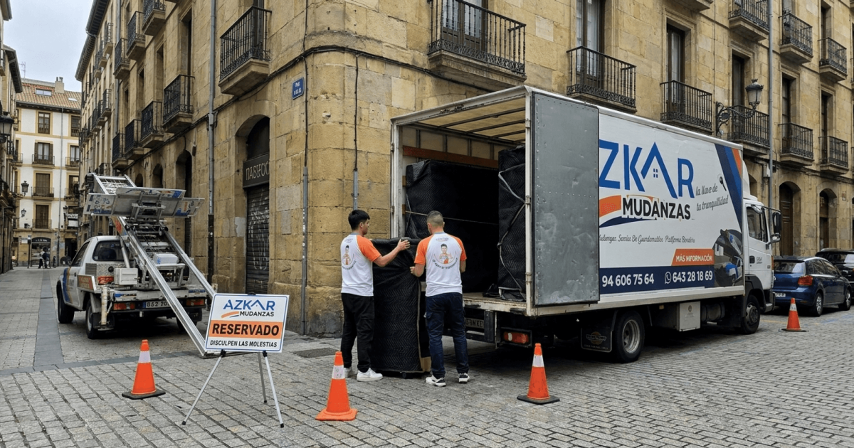 Trabajadores de Azkar Mudanzas cargando cajas en una furgoneta, mostrando una tarifa por m3 mudanza bilbao eficiente.