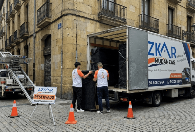 Trabajadores de Azkar Mudanzas cargando cajas en una furgoneta, mostrando una tarifa por m3 mudanza bilbao eficiente.