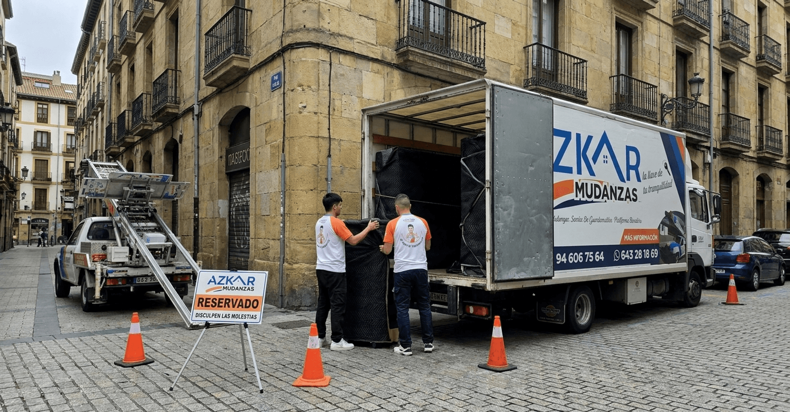 Trabajadores de Azkar Mudanzas cargando cajas en una furgoneta, mostrando una tarifa por m3 mudanza bilbao eficiente.