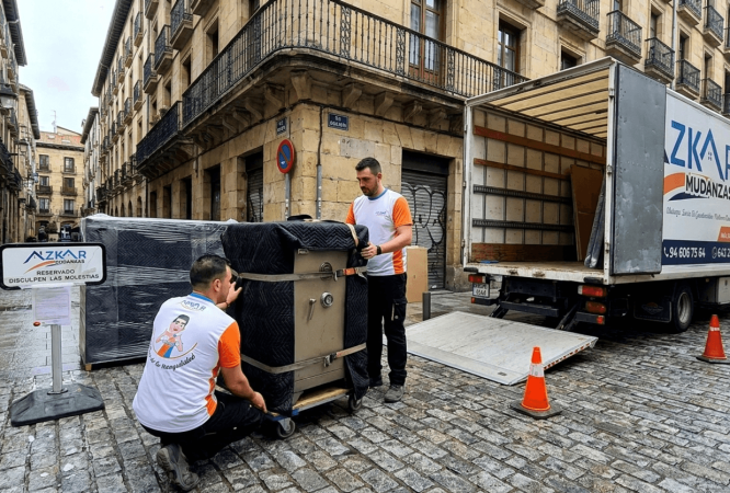 Servicio profesional de mudanzas caja fuerte bilbao con Azkar Mudanzas