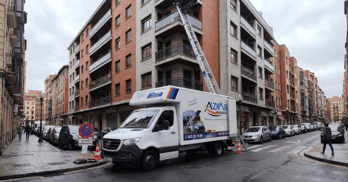 Servicio profesional de mudanzas San Ignacio Bilbao con cajas y operarios