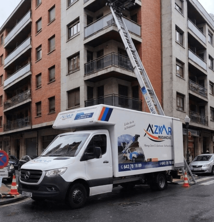 Servicio profesional de mudanzas San Ignacio Bilbao con cajas y operarios