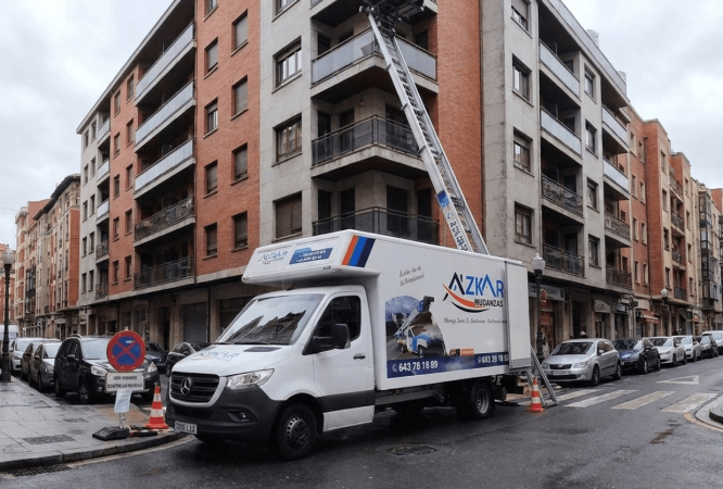 Servicio profesional de mudanzas San Ignacio Bilbao con cajas y operarios