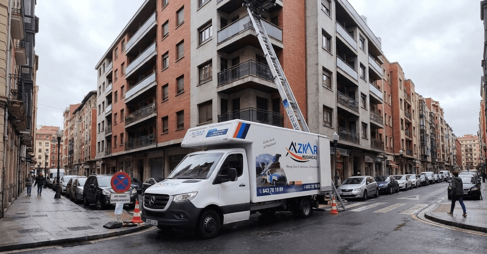 Servicio profesional de mudanzas San Ignacio Bilbao con cajas y operarios
