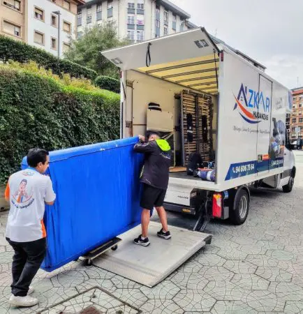 Operarios Azkar cargando mueble en furgoneta