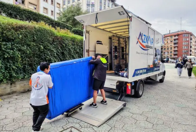 Operarios Azkar cargando mueble en furgoneta