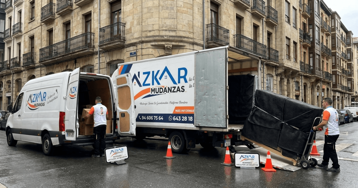 Furgoneta vs camion mudanza bilbao: dos vehículos de mudanza, uno pequeño y otro grande, con cajas y operarios de mudanzas cargando y descargando.