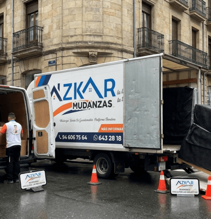 Furgoneta vs camion mudanza bilbao: dos vehículos de mudanza, uno pequeño y otro grande, con cajas y operarios de mudanzas cargando y descargando.