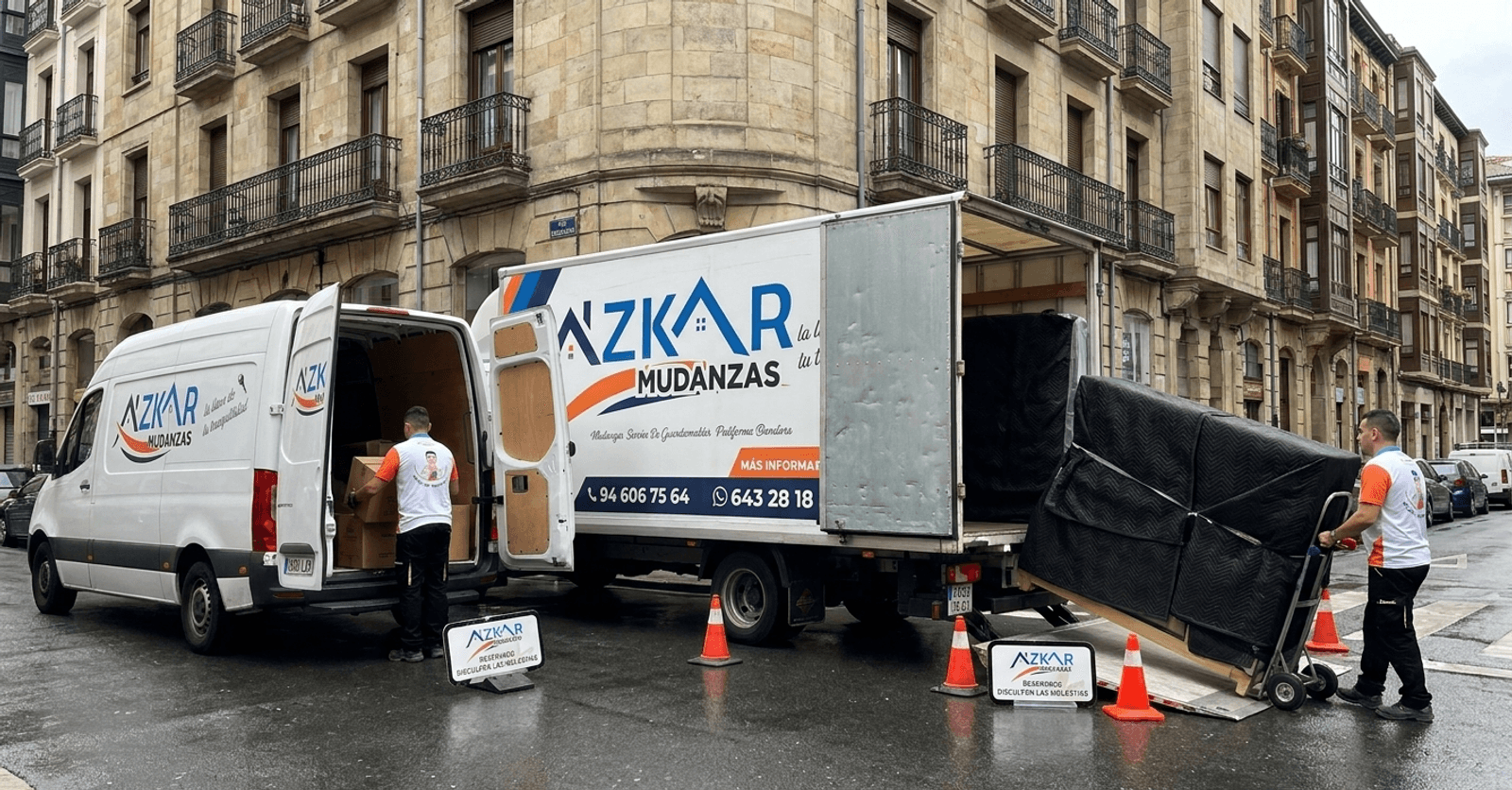 Furgoneta vs camion mudanza bilbao: dos vehículos de mudanza, uno pequeño y otro grande, con cajas y operarios de mudanzas cargando y descargando.