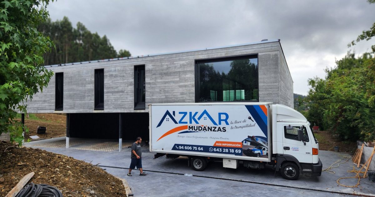 Mudanzas en Bilbao con camioneta profesional de Azkar