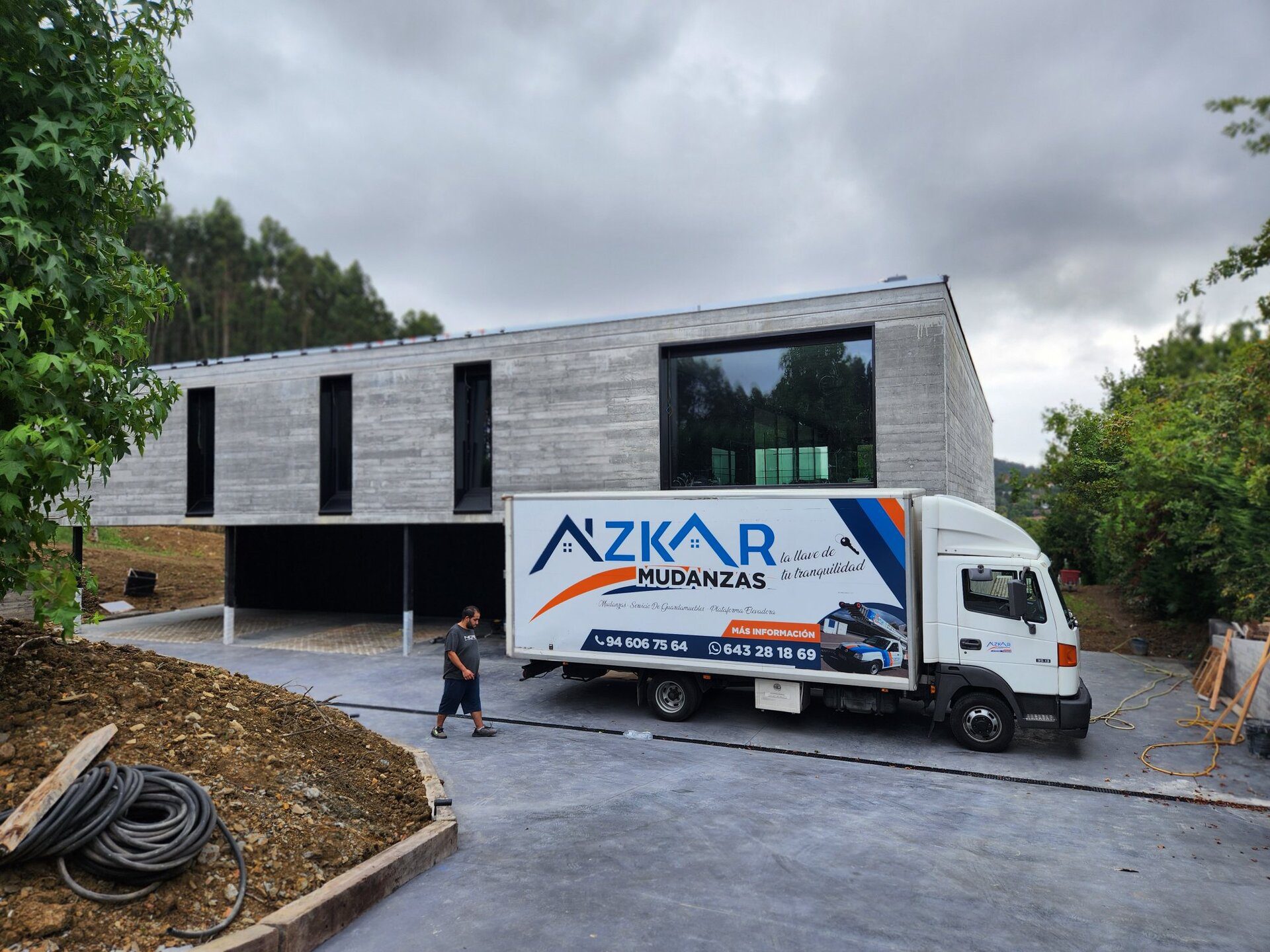 Mudanzas en Bilbao con camioneta profesional de Azkar