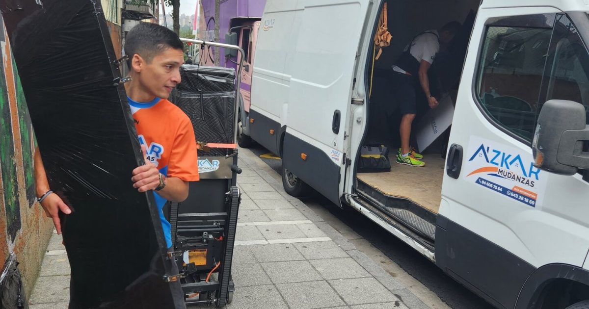 Trabajadores de mudanzas en Bilbao descargando objetos
