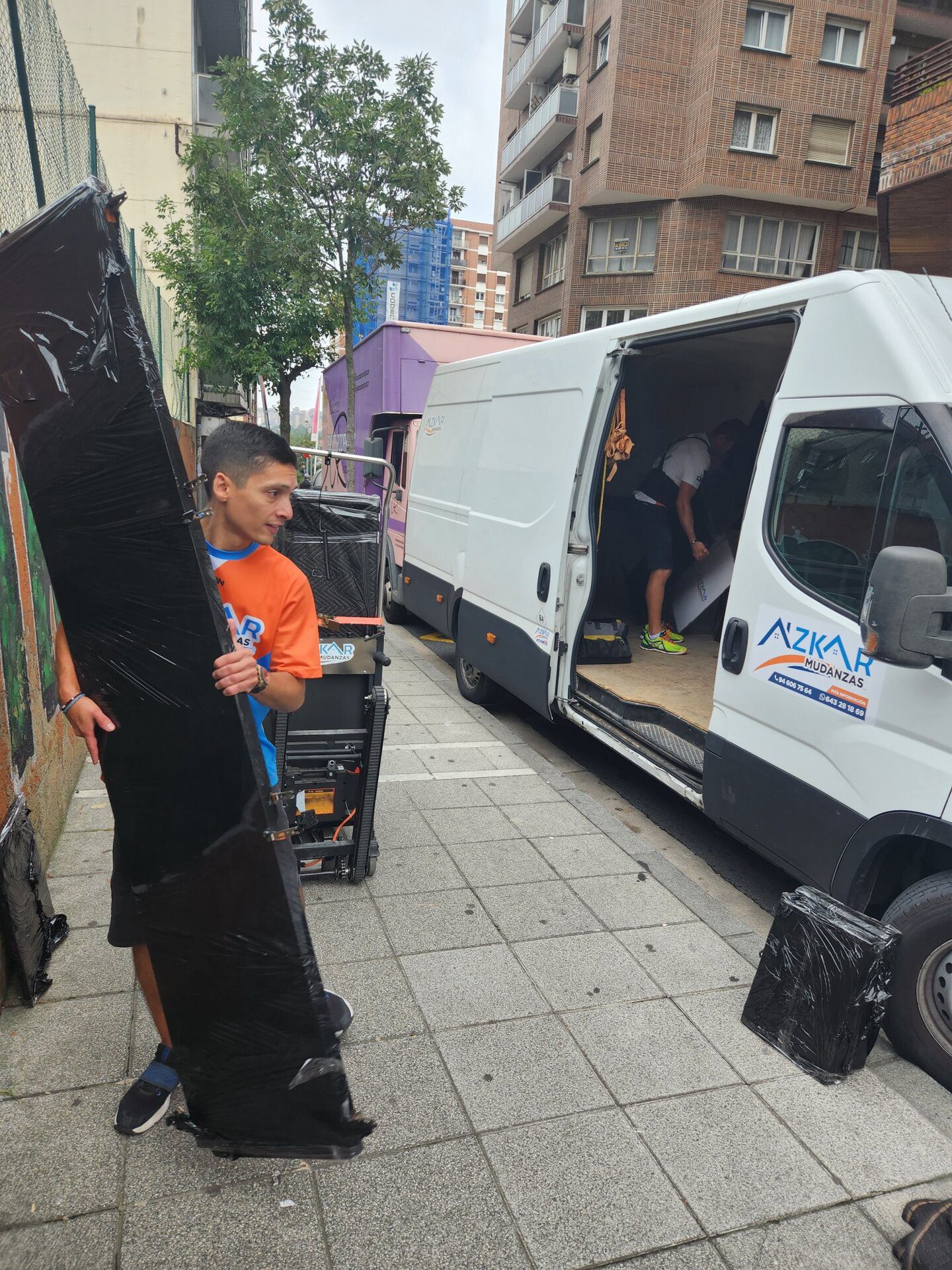 Trabajadores de mudanzas en Bilbao descargando objetos