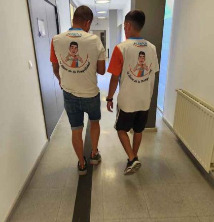 Cómo embalar para mudanza - equipo profesional embalando cajas de mudanza