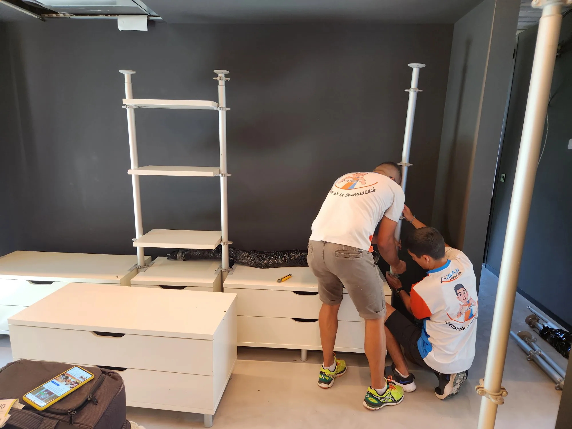 Operarios de Azkar Mudanzas realizando una mudanza en Mungia, Bizkaia