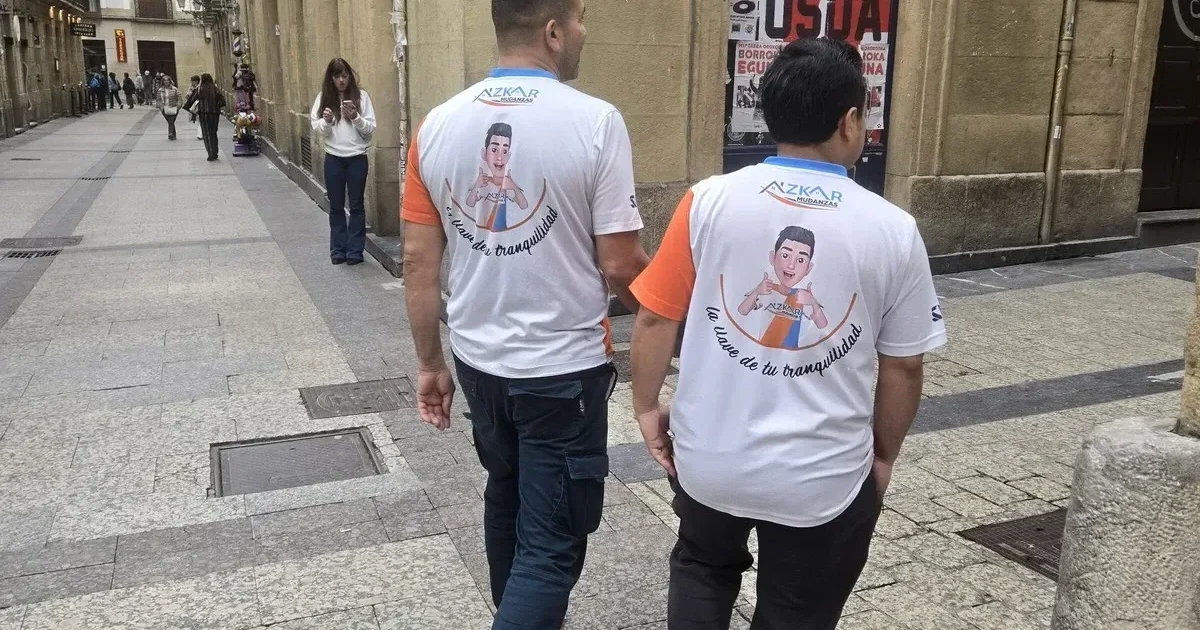 Dos trabajadores de Azkar Mudanzas caminando por Portu Kalea en el Casco Viejo de Bilbao durante un servicio de mudanza urgente