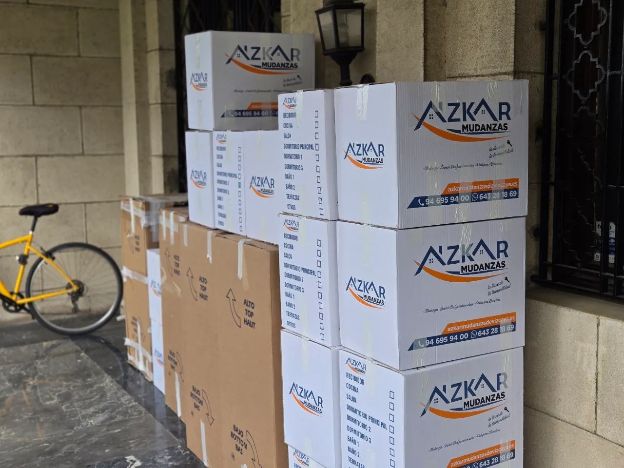 Cajas de mudanza de Azkar Mudanzas en una mudanza en Bilbao