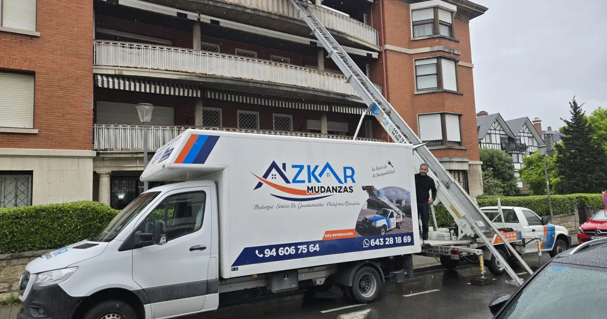 Camión Azkar Mudanzas con plataforma elevadora subiendo a piso sin ascensor en Bilbao