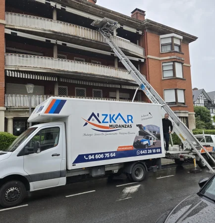 Camión Azkar Mudanzas con plataforma elevadora subiendo a piso sin ascensor en Bilbao