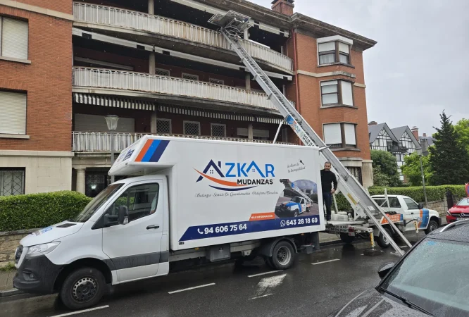 Camión Azkar Mudanzas con plataforma elevadora subiendo a piso sin ascensor en Bilbao