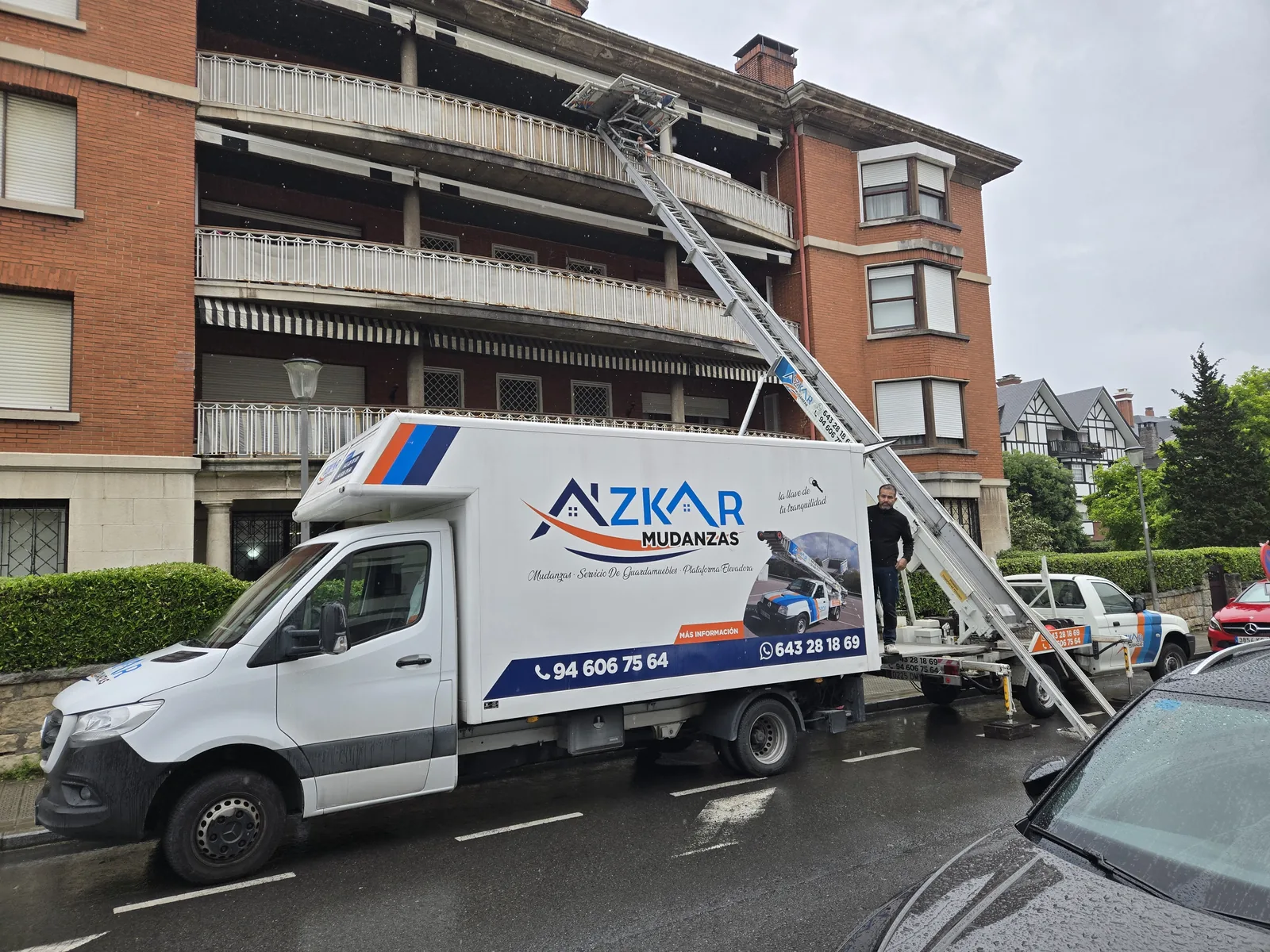 Camión Azkar Mudanzas con plataforma elevadora subiendo a piso sin ascensor en Bilbao