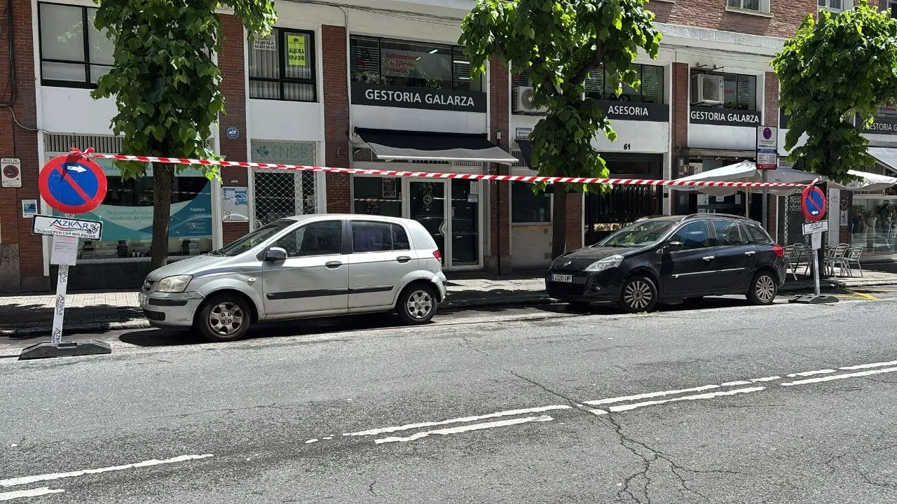 Reserva de espacio con señal de Azkar Mudanzas para una mudanza en Bilbao