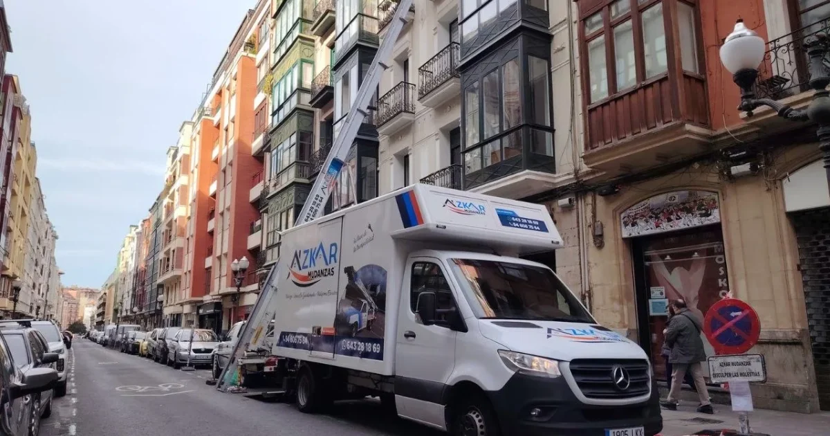 Camión Azkar Mudanzas con plataforma elevadora en calle de Bilbao
