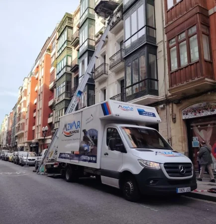 Camión Azkar Mudanzas con plataforma elevadora en calle de Bilbao