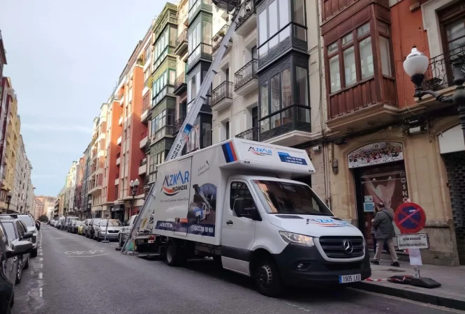 Camión Azkar Mudanzas con plataforma elevadora en calle de Bilbao