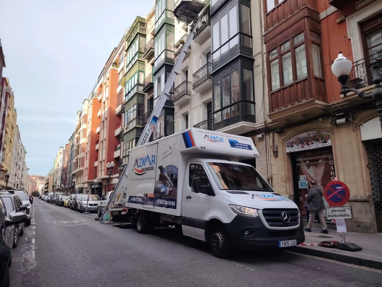 Camión Azkar Mudanzas con plataforma elevadora en calle de Bilbao