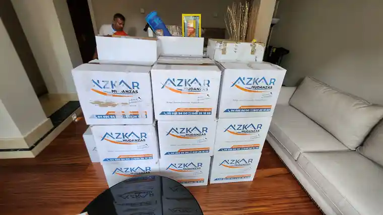 Equipo de Azkar durante una mudanza en Plentzia con las cajas embaladas en el salón